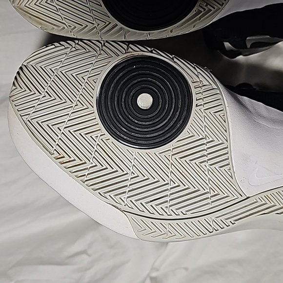 GENTLY USED - 2015 Nike Women's Air Zoom Hyperdunk - Black/Silver - Size 11 - Picture 9 of 13